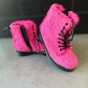 Dr. Martens Kids Boots in Fuzzy Pink